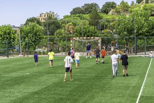Multisportplatz mit Kindern beim Fußballspielen auf Camping CAPFUN Serra de Prades in Vilanova de Prades (43).