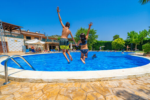 Freibad, Kinder, auf dem Campingplatz CAPFUN Serra de Prades in Vilanova de Prades (43).