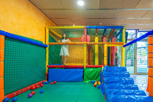 Farbenfroher Indoor-Spielplatz mit Kind auf dem Campingplatz CAPFUN Serra de Prades in Vilanova de Prades (43)