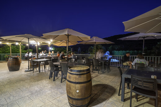 Außenrestaurant nachts auf dem Campingplatz CAPFUN Serra de Prades in Vilanova de Prades.