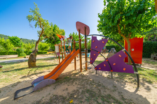 Spielplatz, Rutsche, Kletterwand auf Camping CAPFUN Serra de Prades.