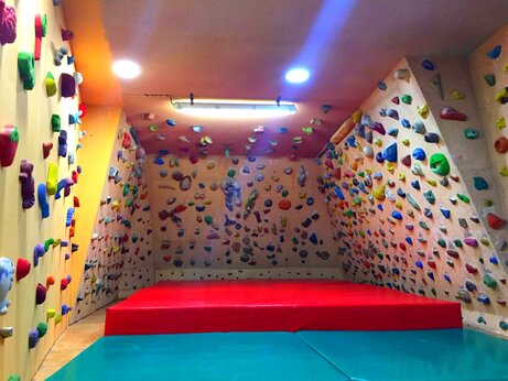 Indoor-Kletterwand mit bunten Griffen auf dem Campingplatz CAPFUN Serra de Prades in Vilanova de Prades (43).