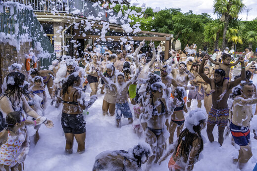 Festliche Schaumparty für alle auf dem Campingplatz CAPFUN Serra de Prades in Vilanova de Prades (43).