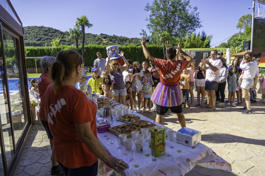 Festliche Animation mit Animateur und Familien auf dem Campingplatz CAPFUN Serra de Prades in Vilanova de Prades (43).