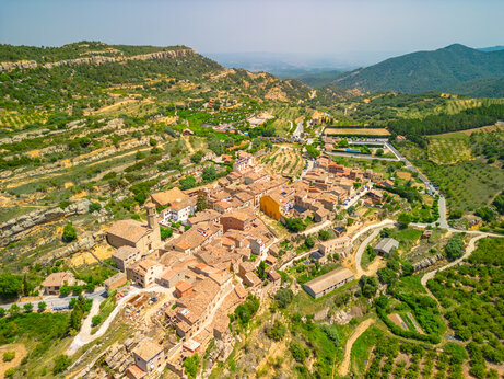 Luftaufnahme des Dorfes Vilanova de Prades in Katalonien, Spanien.
