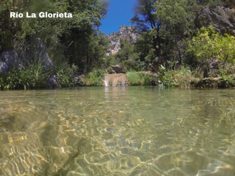 R�o La Glorieta, nat�rlicher Fluss mit Wasserfall und �ppiger Vegetation nahe Vilanova de Prades.