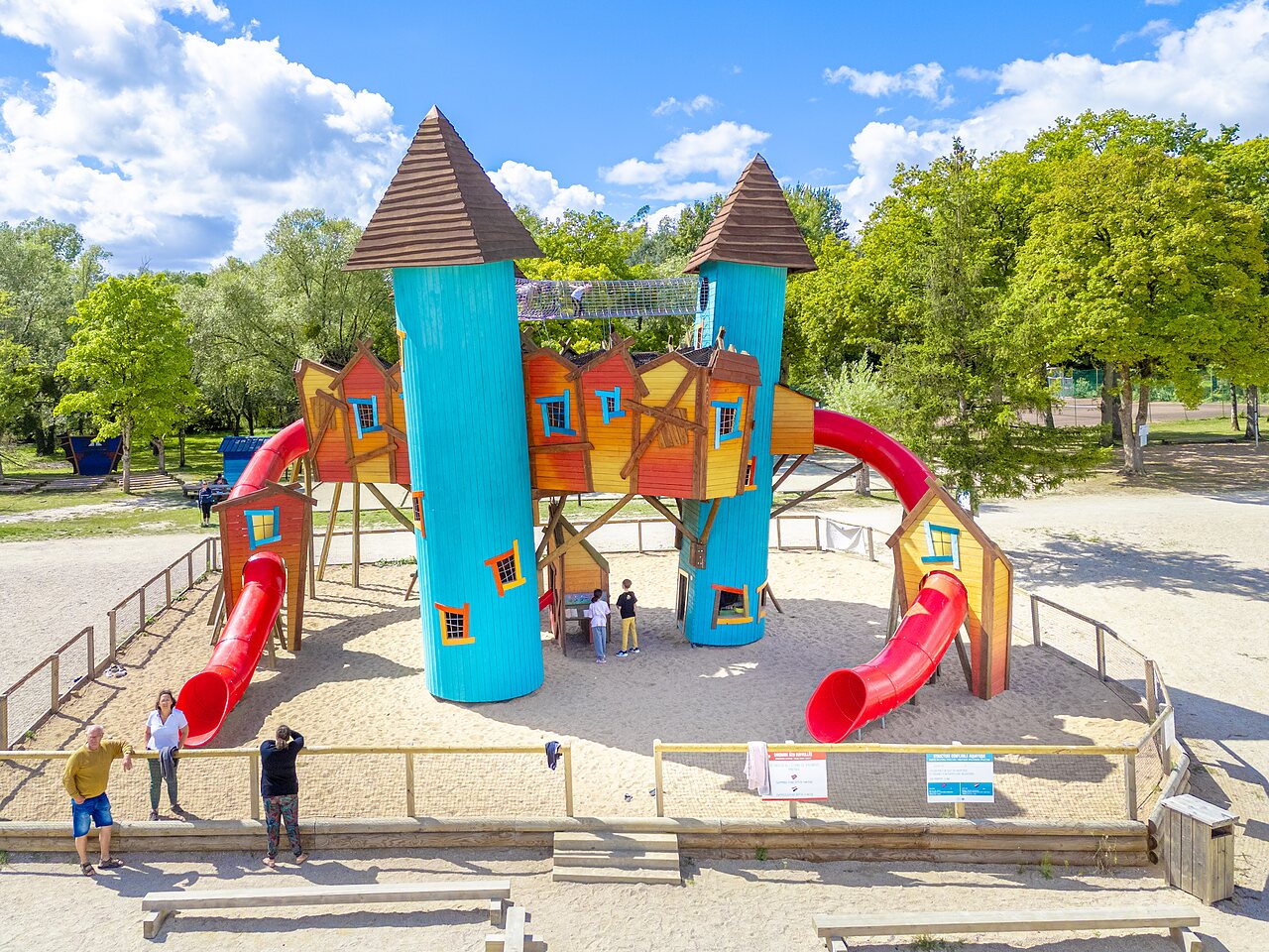 Gro�er Spielplatz, Rutschen und T�rme auf dem Campingplatz VAGUES OCEANES In der N�he des Brunnens.