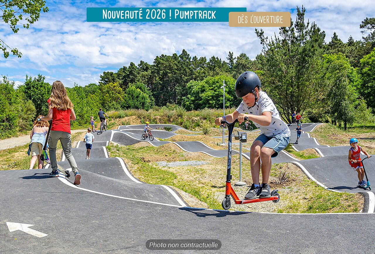 Pumptrack f�r Kinder mit Roller und Fahrrad auf dem Campingplatz VAGUES OCEANES bei Gouaix (77).