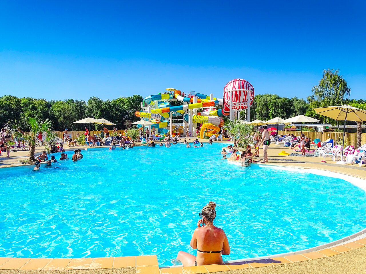Gro�er Au�enpool mit Wasserrutschen und Spielen auf dem Campingplatz VAGUES OCEANES Pr�s de la Fontaine � Gouaix (77).