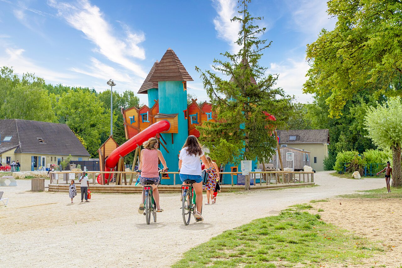 Burg-Spielplatz, Rutsche, Fahrr�der auf dem Campingplatz VAGUES OCEANES In der N�he des Brunnens in Gouaix (77).