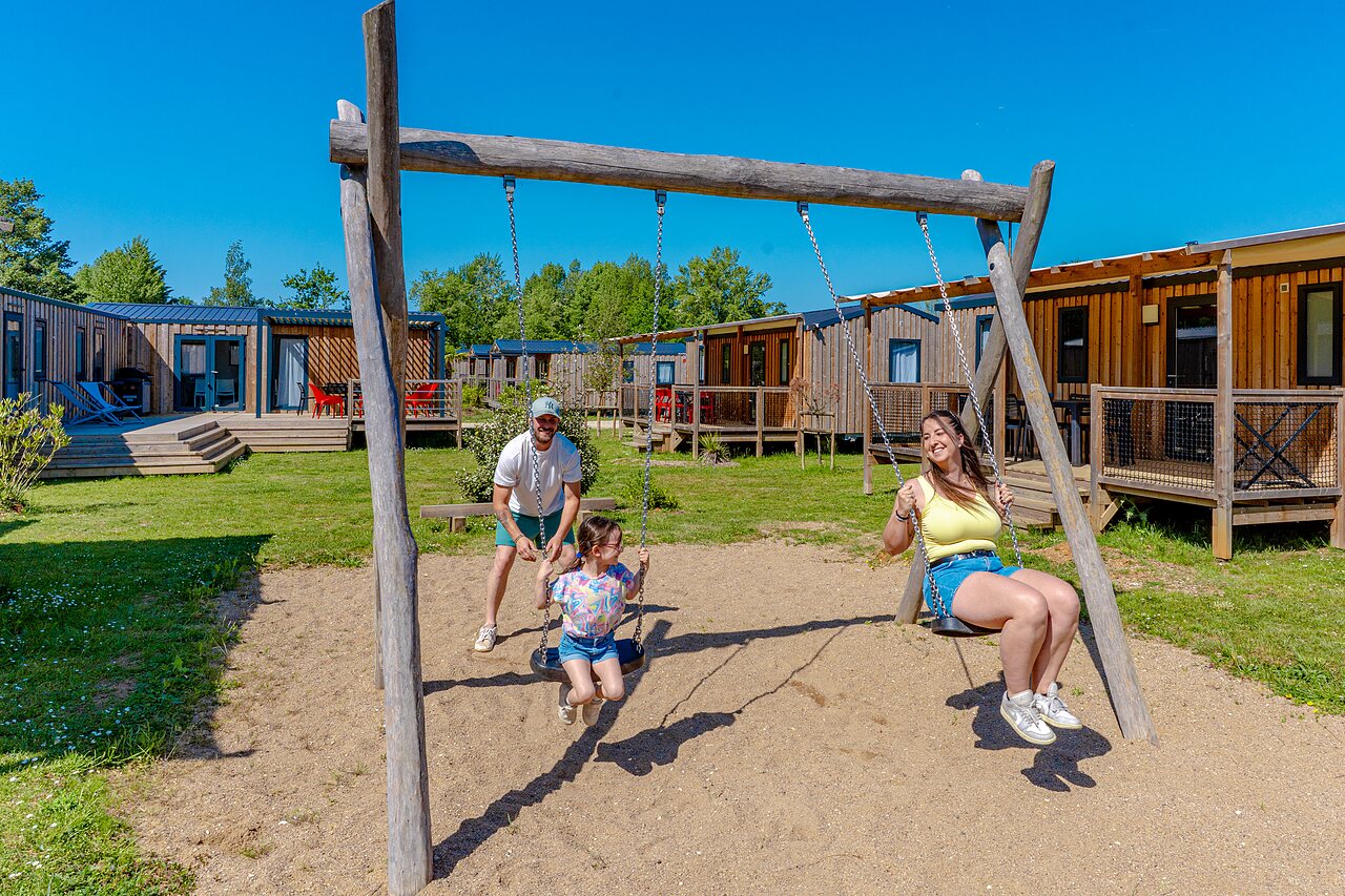 Schaukeln Mobilheime auf dem Campingplatz VAGUES OCEANES Nahe dem Brunnen in Gouaix (77).