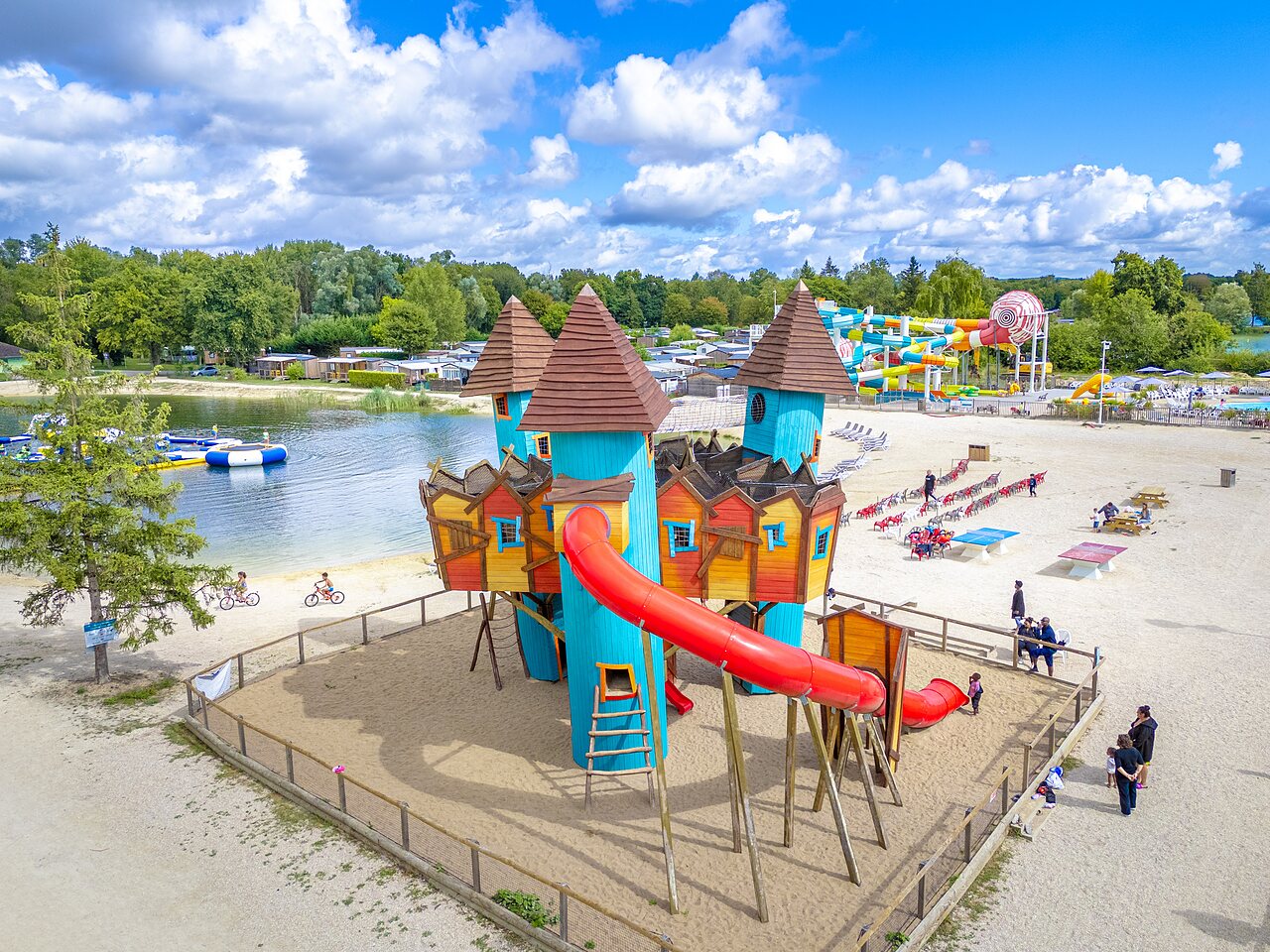 Schloss-Spielplatz, Sandstrand, See, Rutschen auf Camping VAGUES OCEANES in Gouaix.