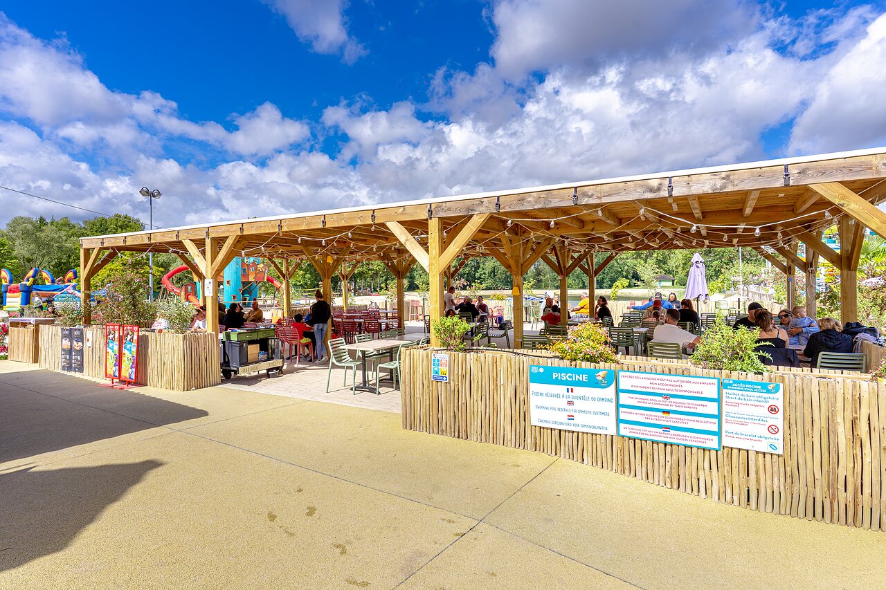 Schattige Restaurantterrasse, Pool, Spielplatz auf Camping VAGUES OCEANES Gouaix.
