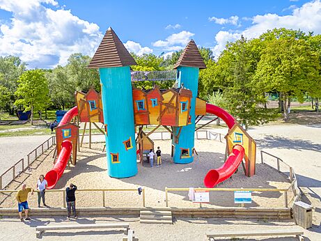 Gigantische speeltuin, glijbanen en torens op camping VAGUES OCEANES Pr�s de la Fontaine � Gouaix (77).