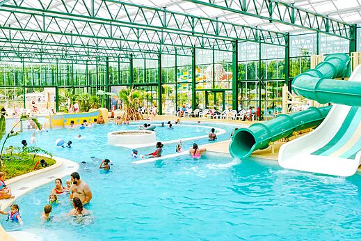 Hallenbad, Wasserrutschen und Wasserspiele auf dem Campingplatz VAGUES OCEANES Près de la Fontaine à Gouaix (77).