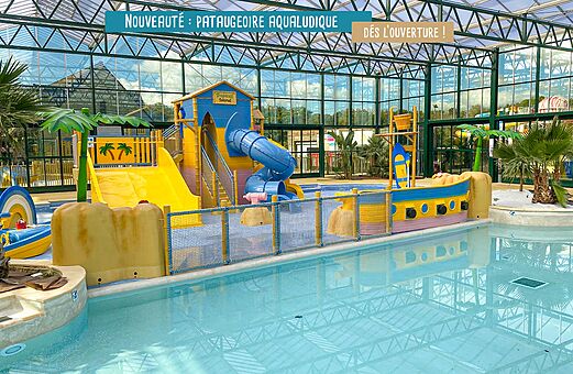 Überdachter Wasserspielplatz, Rutschen auf dem Campingplatz VAGUES OCEANES in Gouaix (77).