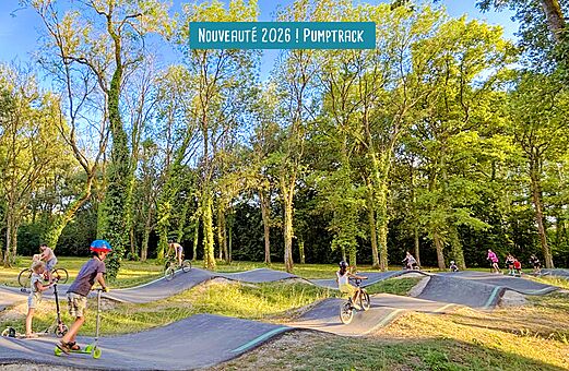 Moderne pumptrack voor fietsen en steps op camping VAGUES OCEANES Bij de Fontein.