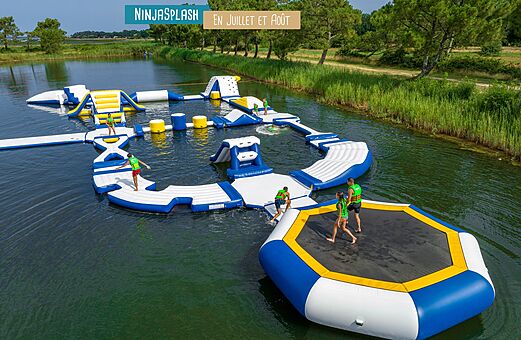 Opblaasbaar waterpark Ninjasplash op het water, kinderen plezier makend op camping VAGUES OCEANES Pr�s de la Fontaine � Gouaix (77).