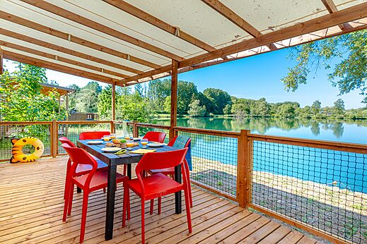Terras van stacaravan, ontbijt, uitzicht meer op camping VAGUES OCEANES Pr�s de la Fontaine � Gouaix (77).
