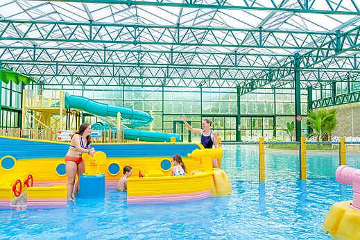Hallenbad, Rutschen und Wasserspiele auf dem Campingplatz VAGUES OCEANES in Gouaix.
