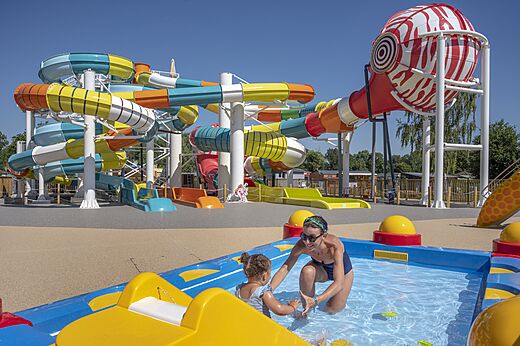 Bunte Wasserrutschen, Kinderbecken auf Camping VAGUES OCEANES Près de la Fontaine à Gouaix (77).