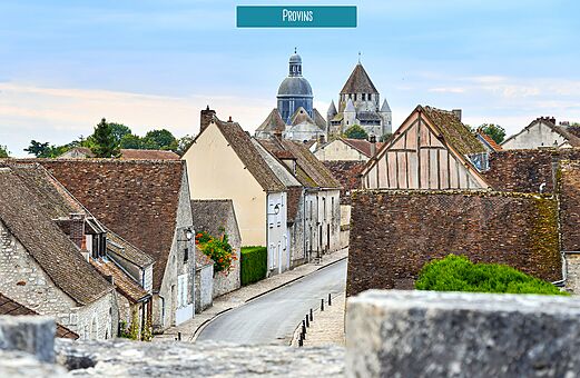 Mittelalterliche Stadt Provins, alte Dächer, gepflasterte Gassen und historische Monumente.