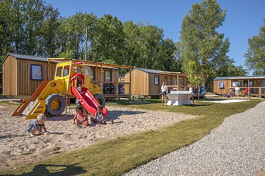 Kinderspeeltuin met glijbaan en stacaravans op camping VAGUES OCEANES Pr�s de la Fontaine � Gouaix (77).