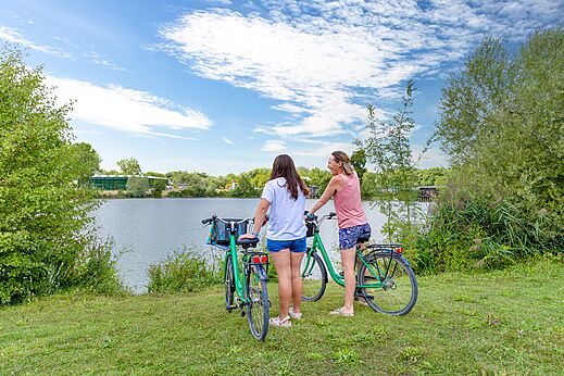 Fietsen aan het meer op camping VAGUES OCEANES Pr�s de la Fontaine � Gouaix (77).