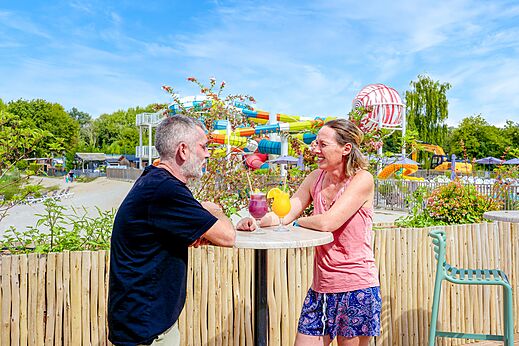 Koppel aan de bar, waterpark op camping VAGUES OCEANES Pr�s de la Fontaine � Gouaix (77).
