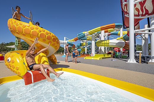 Wasserrutschen und Kinderspiele am Campingplatz VAGUES OCEANES Gouaix.