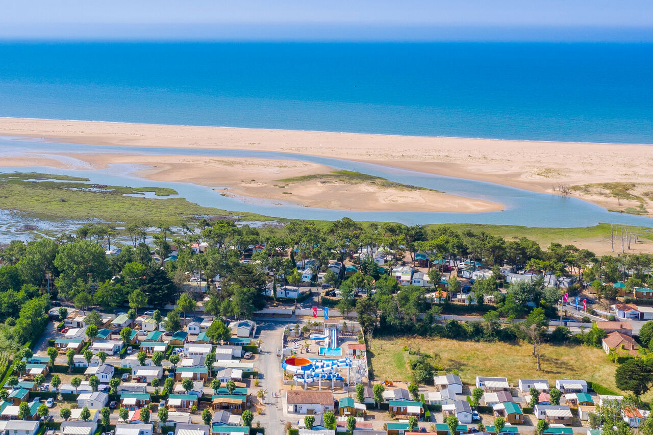 Luftaufnahme Campingplatz, Mobilheime, Pool, Strand. CAPFUN Prises in La TRANCHE SUR MER (85).