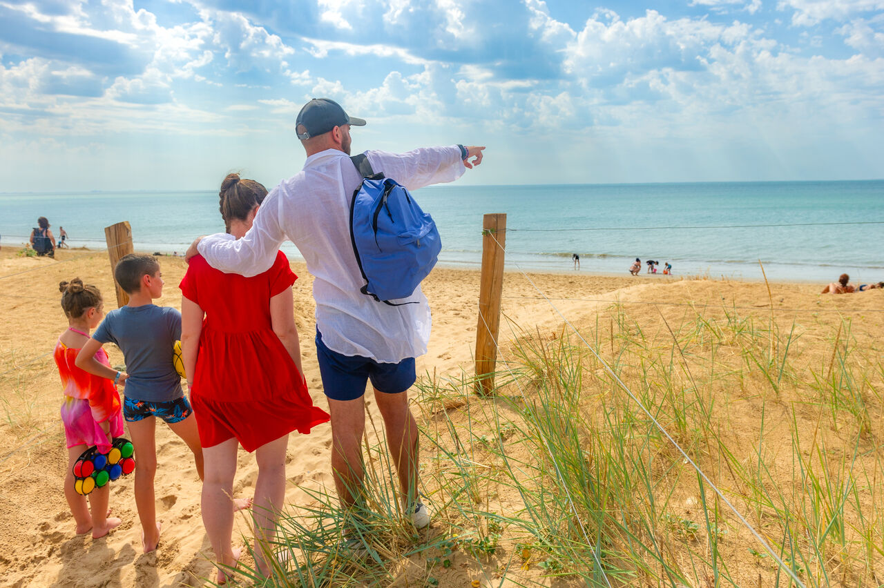 Familie am Sandstrand auf dem Campingplatz CAPFUN Prises in La TRANCHE SUR MER (85).