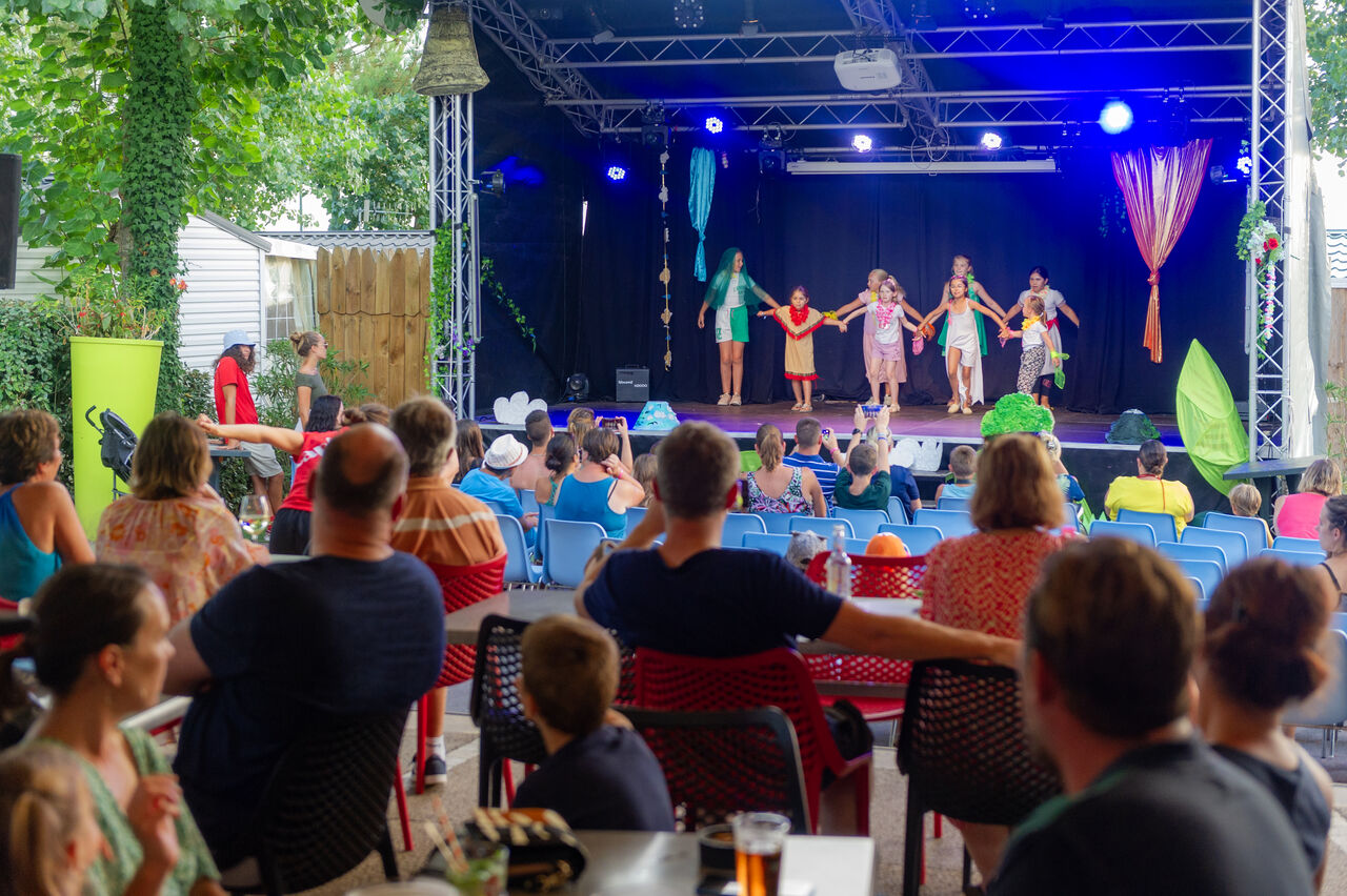 Kindershow auf der Animationsb�hne des Campingplatzes CAPFUN Prises in La TRANCHE SUR MER (85).