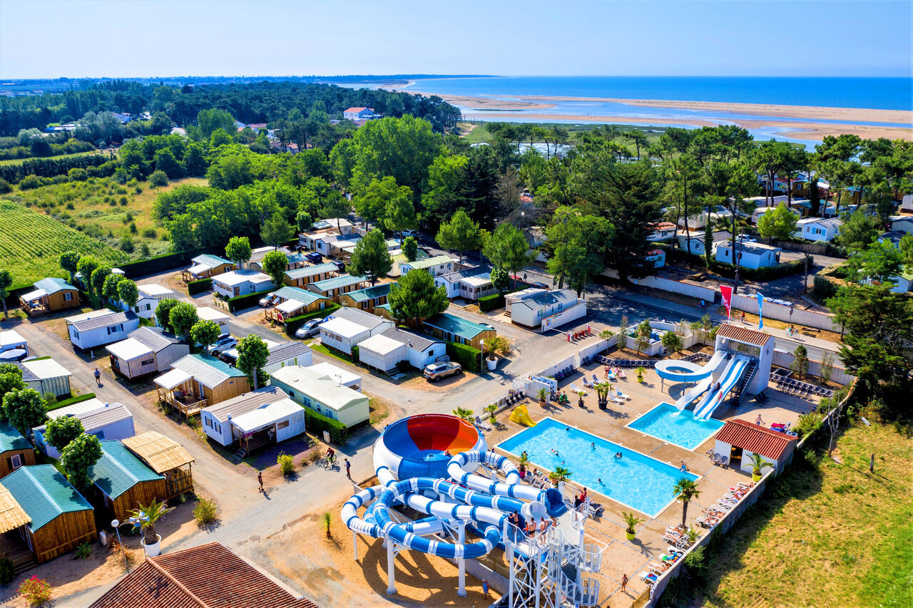 Wasserrutschen, Pools und Mobilheime auf dem Campingplatz CAPFUN Prises in La TRANCHE SUR MER (85).