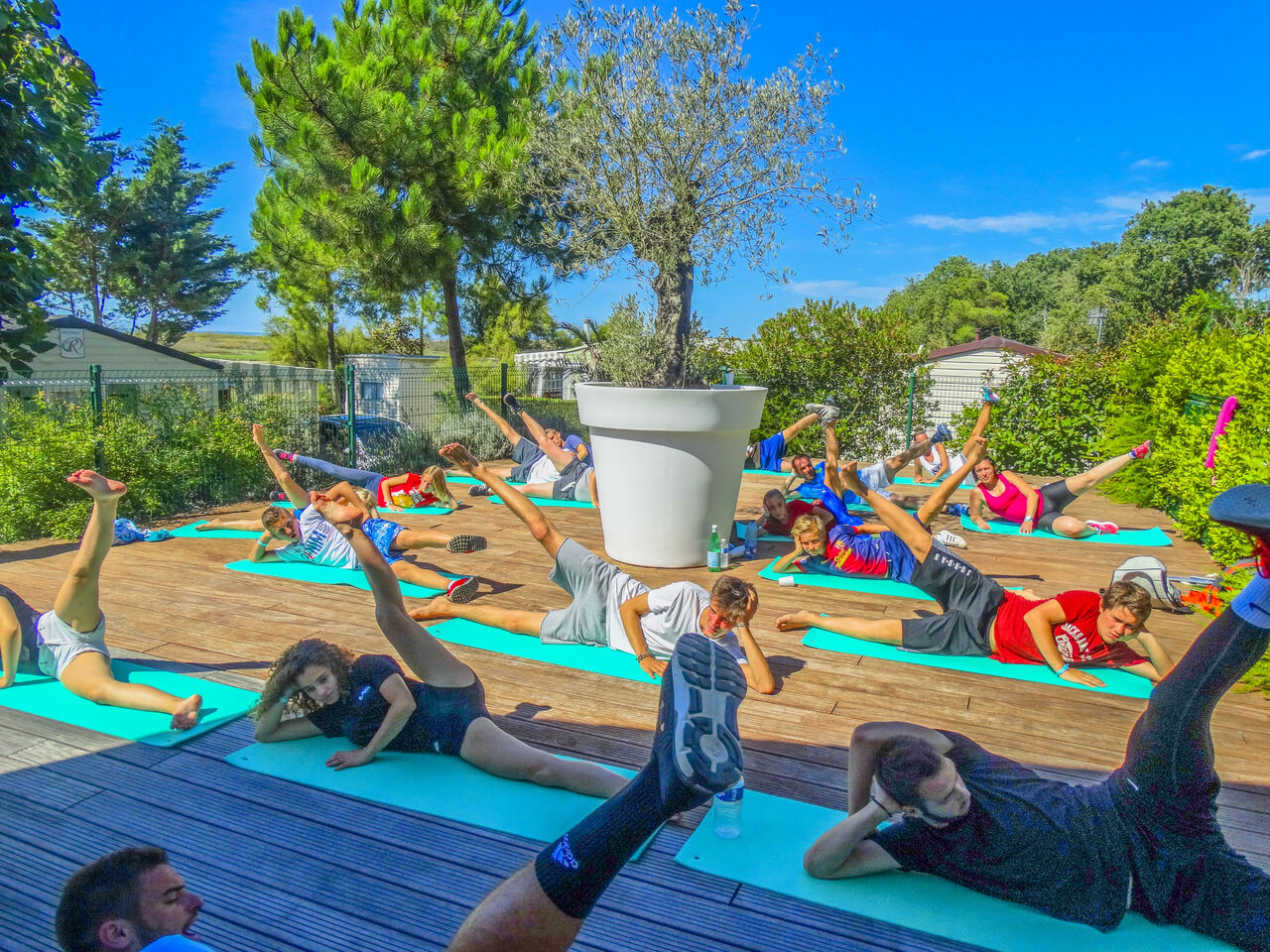 Gruppen-Fitnesskurs auf Terrasse auf dem Campingplatz CAPFUN Prises in La TRANCHE SUR MER (85).