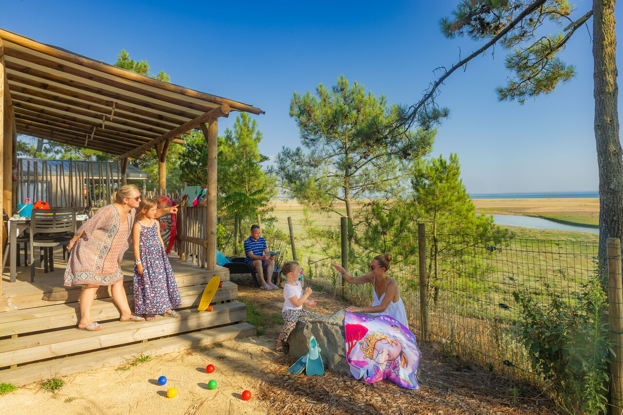 Familie auf Mobil-home Terrasse mit Meerblick auf CAPFUN Prises Campingplatz in La TRANCHE SUR MER (85).