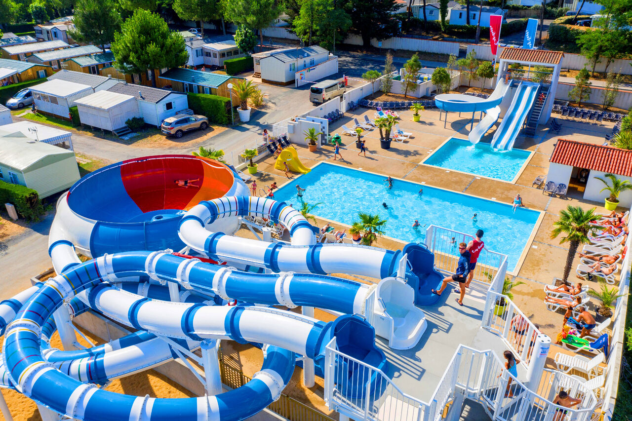Wasserrutschen, Pools und Mobilheime auf dem Campingplatz CAPFUN Prises in La TRANCHE SUR MER (85).