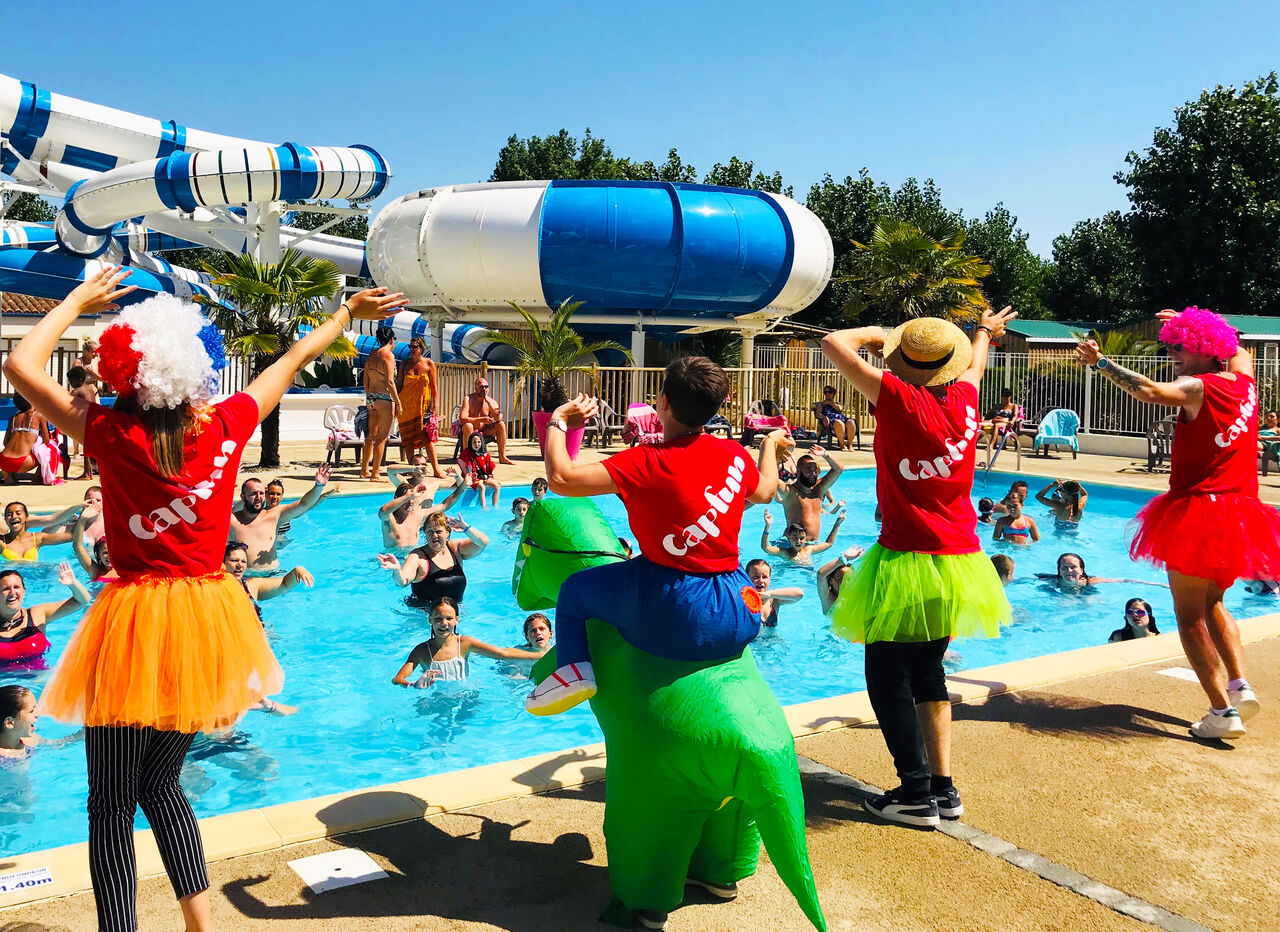 Wasseranimation, Schwimmbad mit Rutschen auf dem Campingplatz CAPFUN Prises in La TRANCHE SUR MER (85).