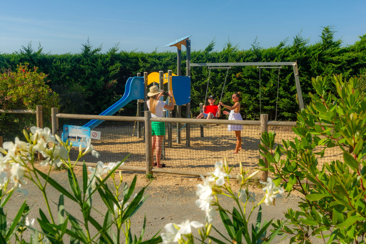 Spielplatz mit Rutsche und Schaukeln auf dem Campingplatz CAPFUN Prises in La TRANCHE SUR MER (85).