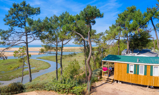 Holz-Mobilheim mit Blick auf Fluss und Strand auf Camping CAPFUN Prises in La TRANCHE SUR MER (85).