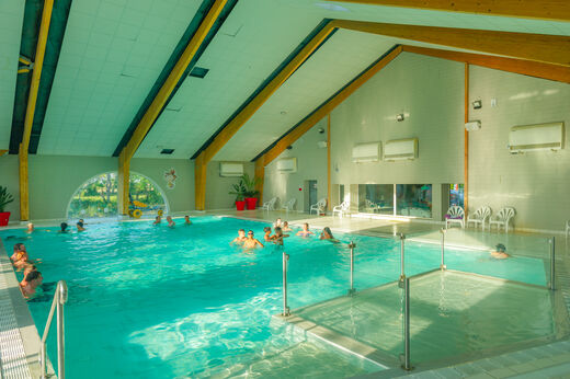 Hallenbad und Badeg�ste auf dem Campingplatz CAPFUN Prises in La TRANCHE SUR MER (85).