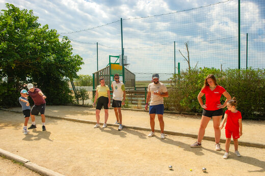 Boule-Spiel mit Familie auf dem Campingplatz CAPFUN Prises in La TRANCHE SUR MER (85).