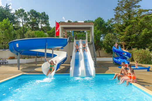 Wasserrutschen und Au�enpool auf dem Campingplatz CAPFUN Prises in La TRANCHE SUR MER (85).