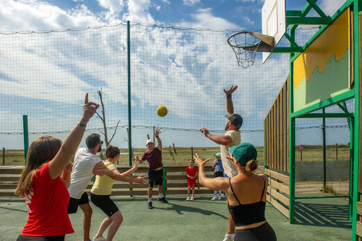 Basketballspiel auf Multisportplatz auf dem Campingplatz CAPFUN Prises in La TRANCHE SUR MER (85).