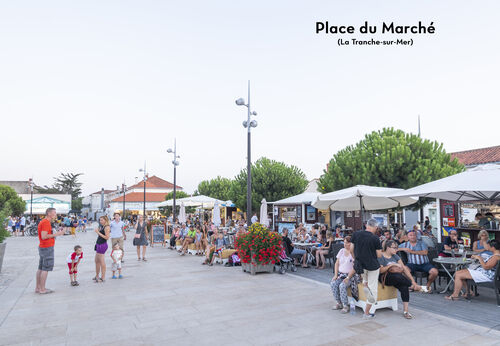 Belebter Marktplatz mit Terrassen und Passanten in La Tranche-sur-Mer, Vend�e.