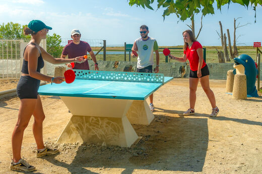 Outdoor-Tischtennisplatte und Jugendliche spielen auf CAPFUN Prises, La TRANCHE SUR MER (85).