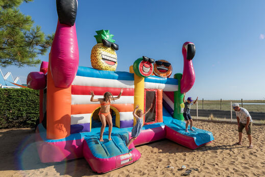 Bunte H�pfburgen f�r Kinder auf dem Campingplatz CAPFUN Prises in La TRANCHE SUR MER (85).