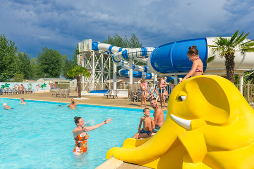 Au�enpool, Wasserrutschen auf dem Campingplatz CAPFUN Prises in La TRANCHE SUR MER (85).