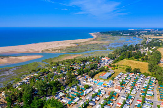 Luftaufnahme des Campingplatzes, Strand, Meer und Mobilheime in La TRANCHE SUR MER (85).