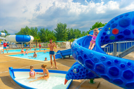 Au�enpool, Riesenrutsche, Kinderbecken im CAPFUN Prises in La TRANCHE SUR MER.